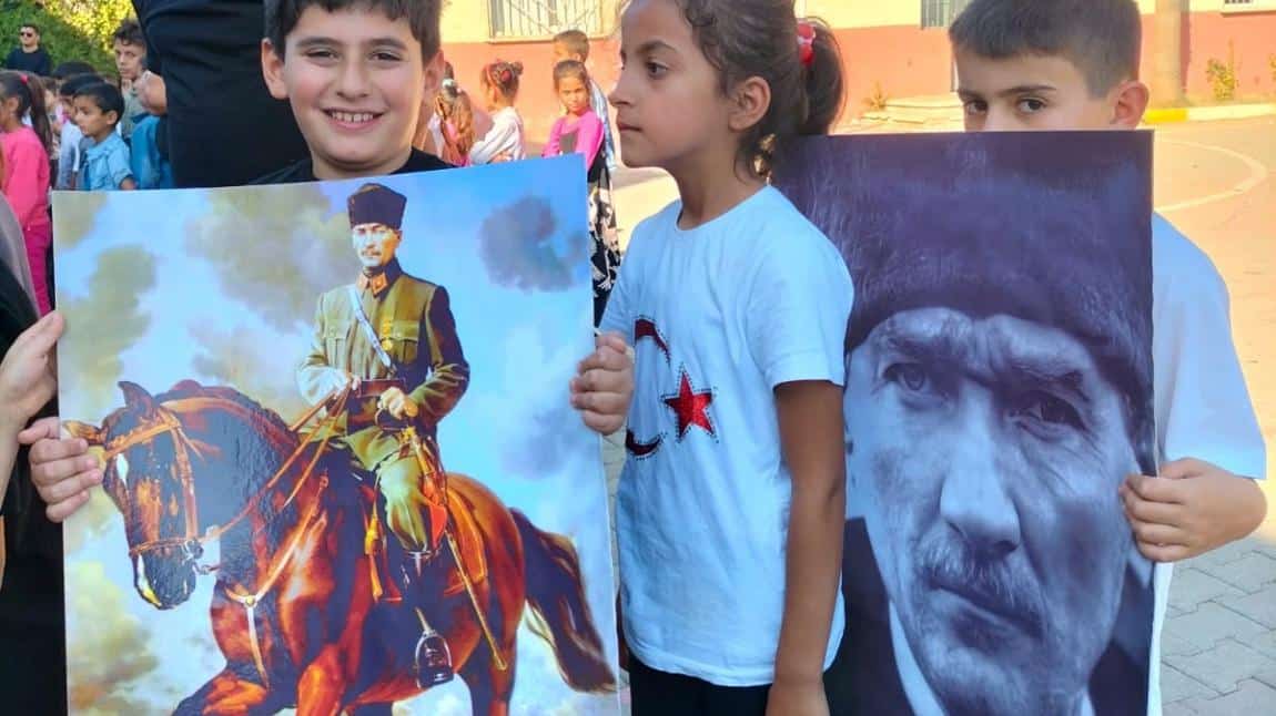 10 Kasım: Türkiye Cumhuriyeti'nin kurucusu Mustafa Kemal Atatürk'ün hayata vedasının 84. yıldönümü